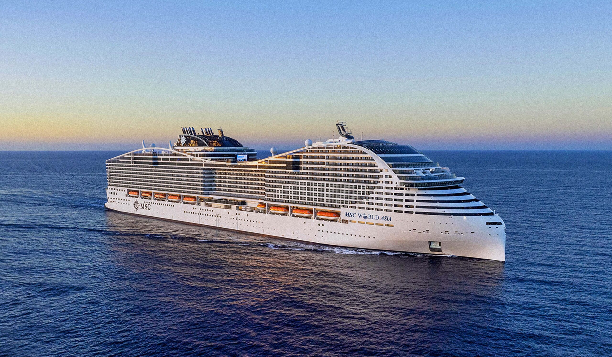 MSC World Asia naviguant en Méditerranée