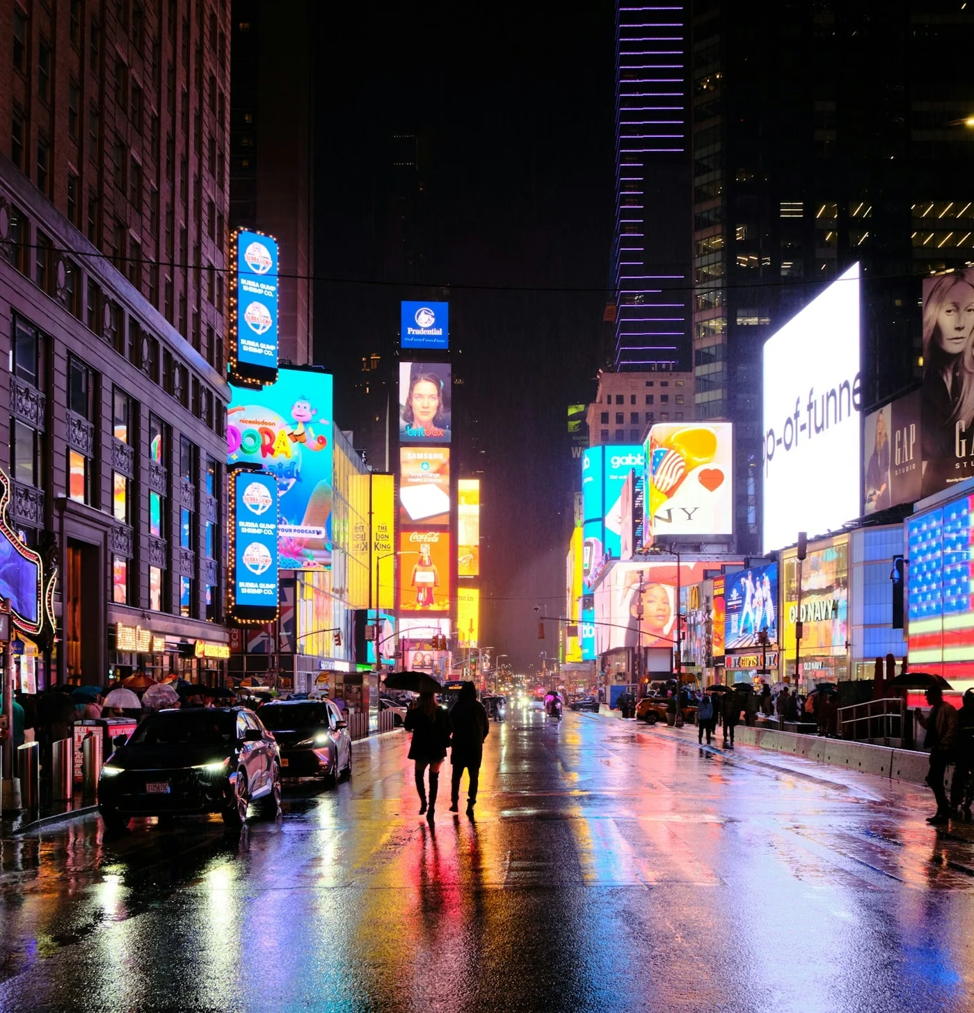 Times Square illuminé de nuit à New York