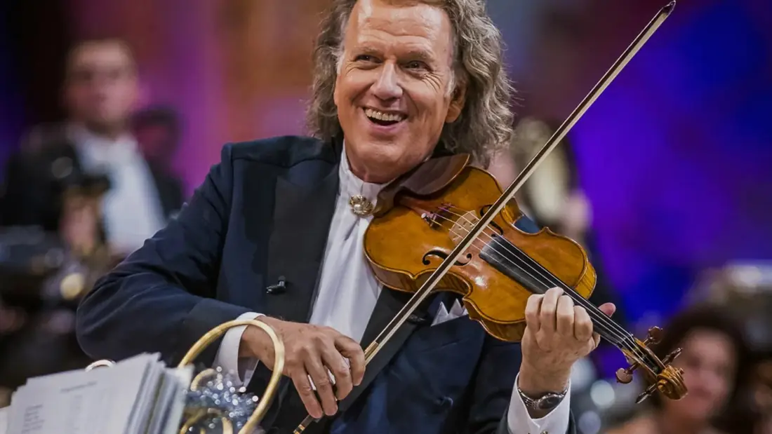 André Rieu jouant du violon sur scène