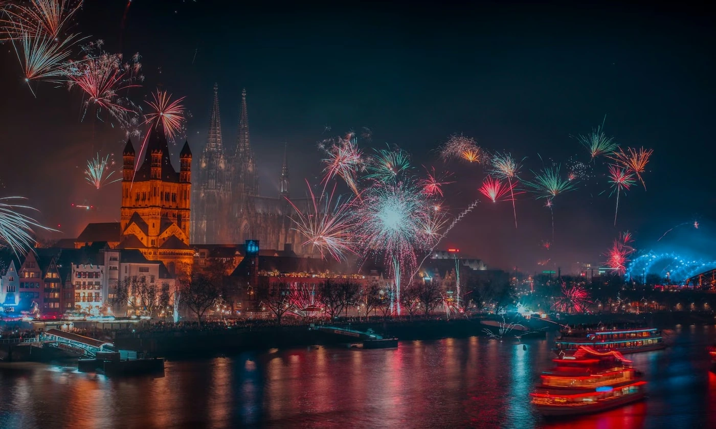 Feu d’artifice au-dessus du Rhin à Cologne