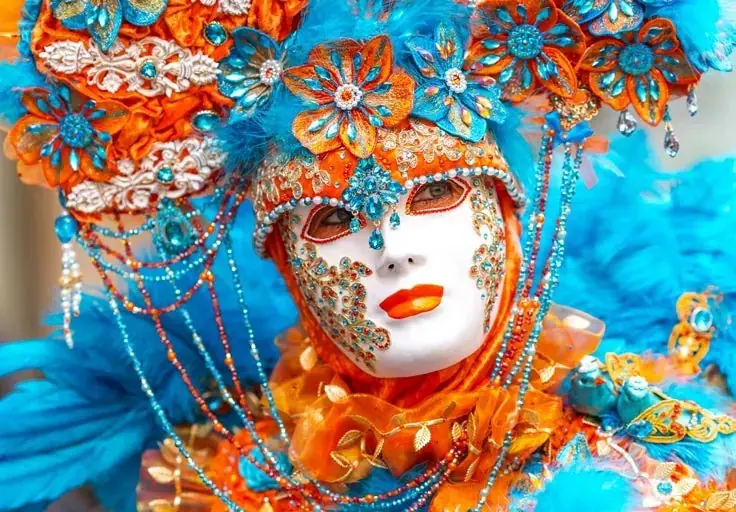 Masque aux couleurs turquoise et orange du Carnaval de Venise